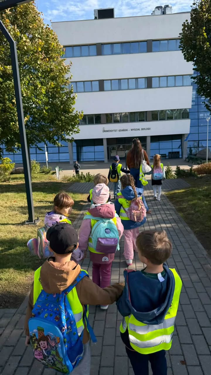 Zgodnie z zapowiedzią, dzisiejsza relacja poświęcona jest niezwykłej przygodzie naszych Starszaków na Wydział Biologii Uniwersytetu…